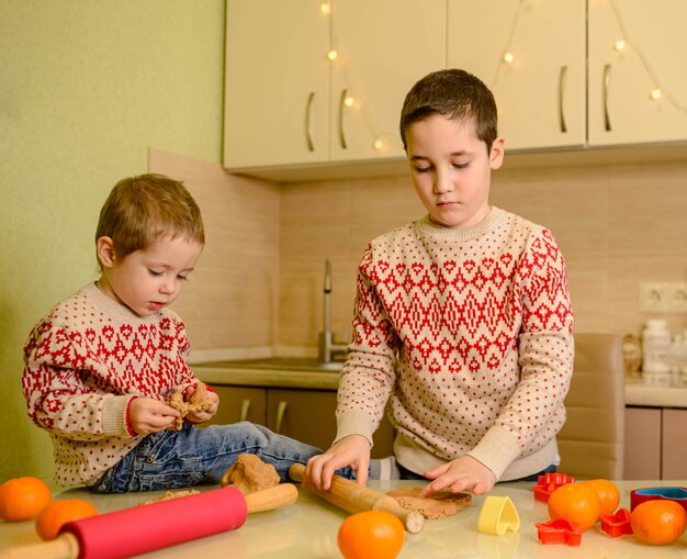 Jungen backen handgemachte festliche Lebkuchen