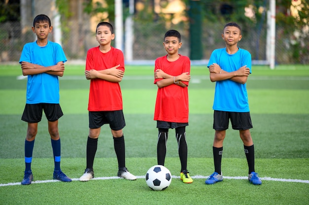 Jungen, die Fußball auf dem Fußballtrainingsfeld spielen