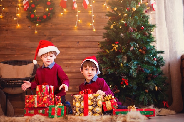 Jungen, die Weihnachtsgeschenke zu Hause öffnen