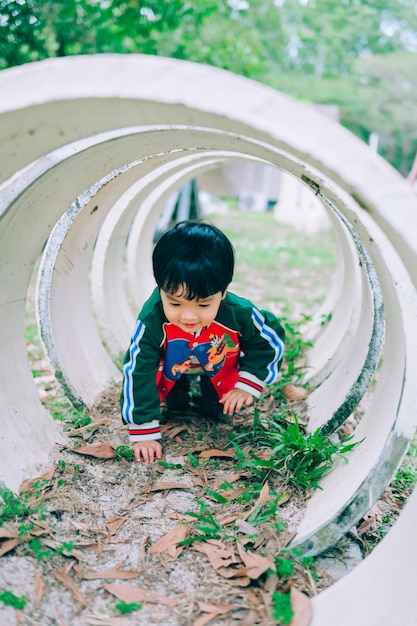 Foto jungen haben spaß auf dem spielplatz