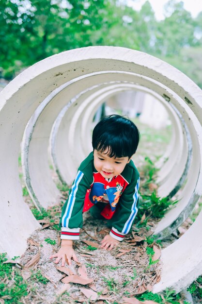 Foto jungen haben spaß auf dem spielplatz