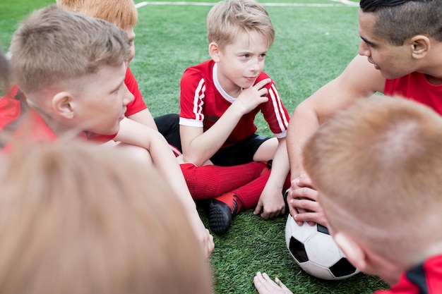 Jungen hören Fußballtrainer