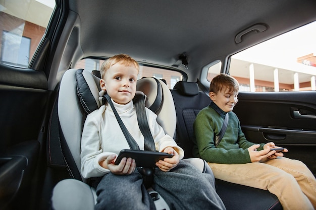 Jungen im Familienauto