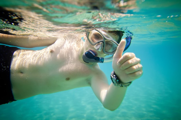 Jungen im Meer, Schnorcheln im Roten Meer