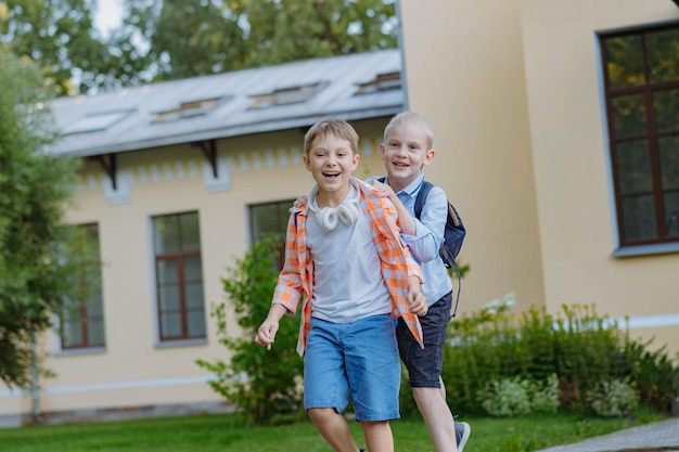 Jungen kämpfen zu Beginn des Schuljahres vor der Haustür der Schule