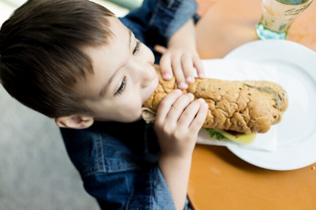 Jungen-Kind-Kind-Brot-Sandwich-Essen