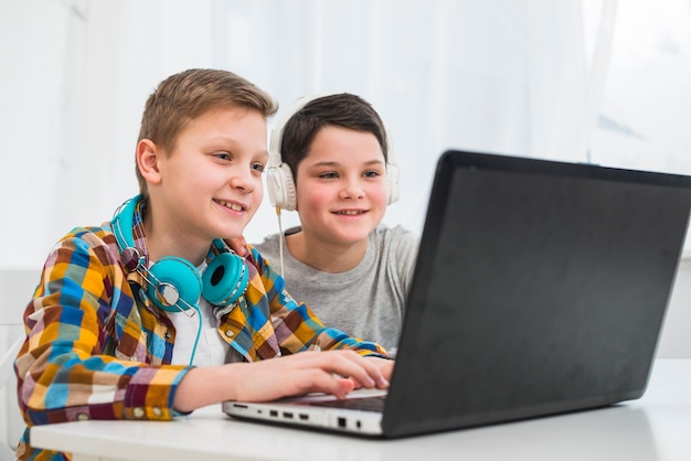 Jungen mit Laptop