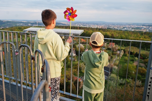 Jungen mit Windrad am Wachturm