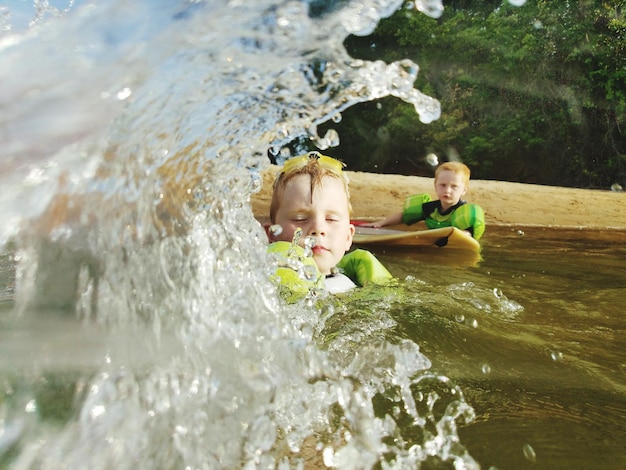 Foto jungen schwimmen im meer