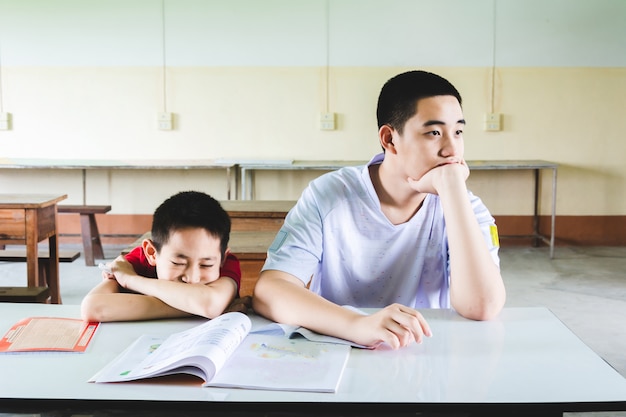 Jungen sind langweilig im Klassenzimmer zu lernen