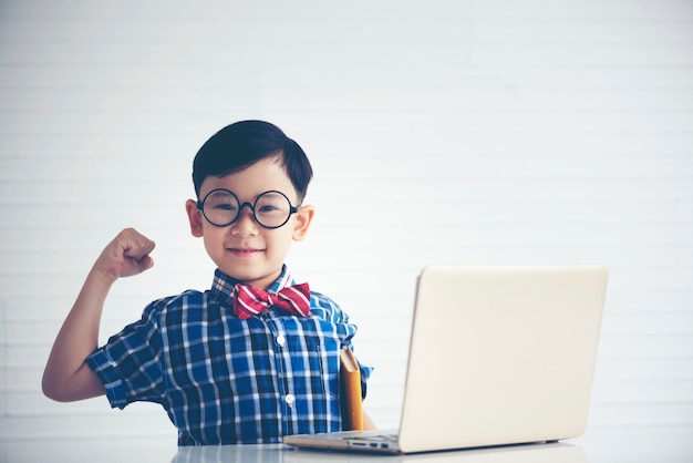 Jungen studieren mit Laptop für Bildung