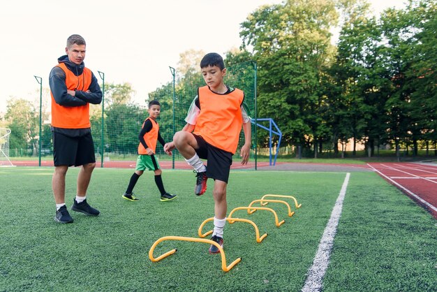 Foto jungen trainieren auf einem fußballfeld