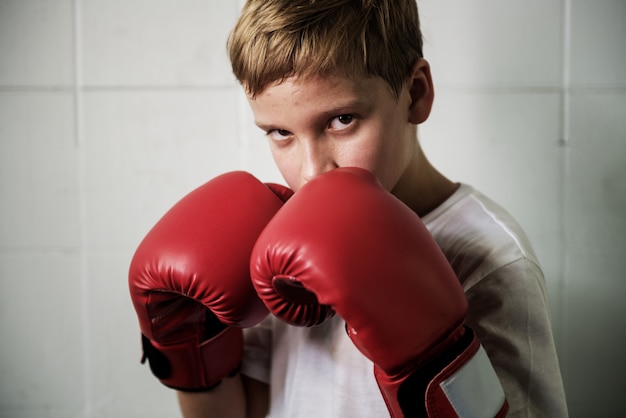 Jungen-Trainings-Verpackenübungs-Bewegungs-Konzept