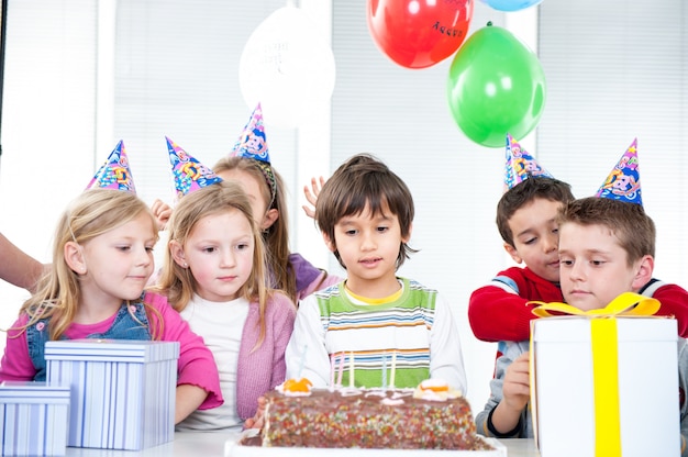 Jungen und Mädchen, die Geburtstagsfeier genießen