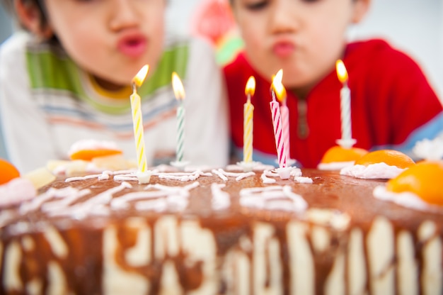 Jungen und Mädchen, die Geburtstagsfeier genießen