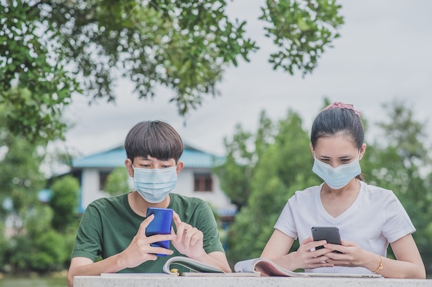 Jungen und mädchen, die mobiles smartphone für e-learning verwenden