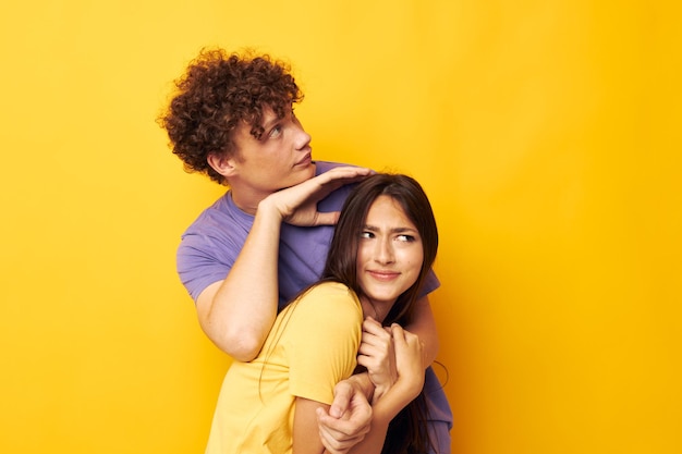 Jungen und Mädchen Freundschaft posiert Spaß Studio gelben Hintergrund unverändert