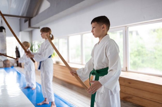 Jungen und Mädchen fühlen sich am Wochenende ernsthaft beim Aikidolernen