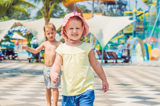 Jungen und Mädchen haben Spaß im Wasserpark