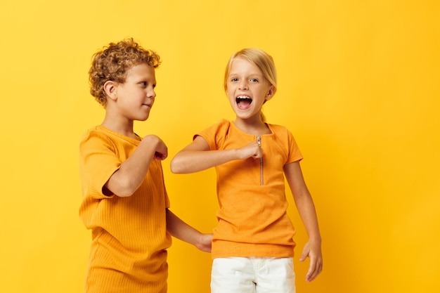 Jungen und Mädchen kuscheln Mode Kindheit Unterhaltung isolierten Hintergrund unverändert. Foto in hoher Qualität