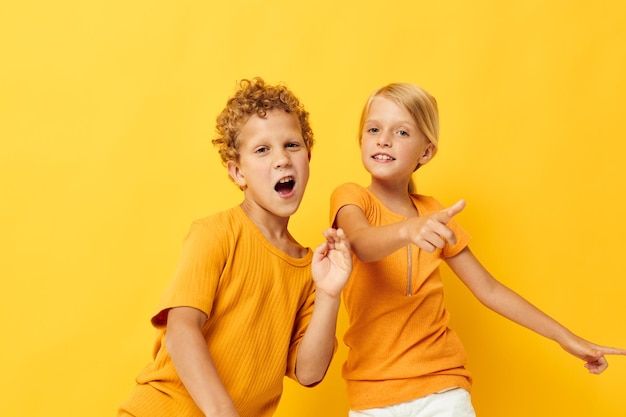 Jungen und Mädchen kuscheln Mode Kindheit Unterhaltung isolierten Hintergrund unverändert