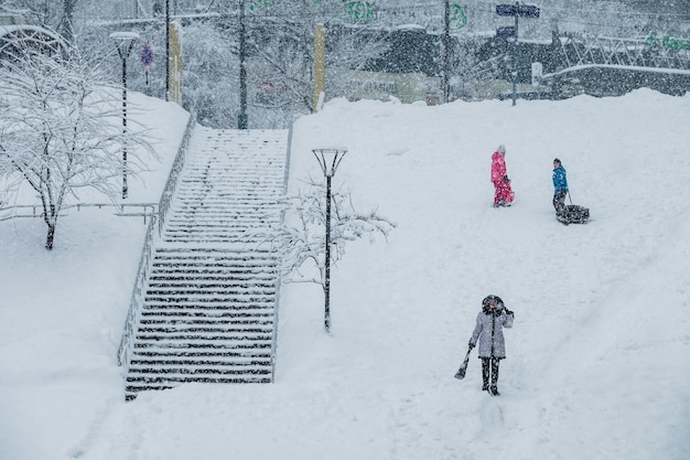 Jungen und Mädchen Snowtubing einen Schneefall