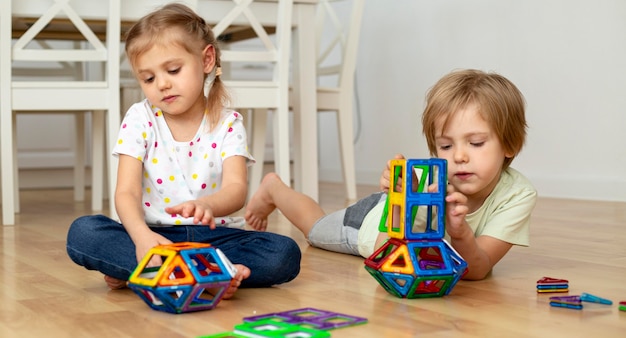 Foto jungen und mädchen zu hause spielen