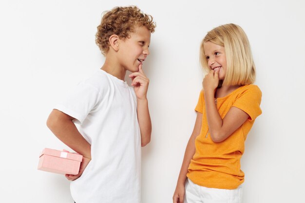 Jungen- und Mädchenfeiertagsfreundschaft mit einem unveränderten Geschenklebensstil