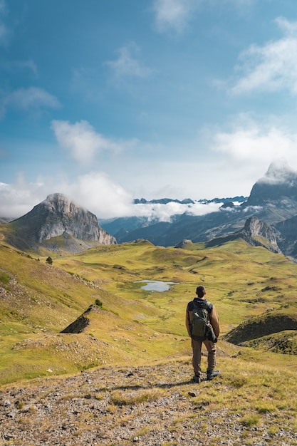 Junger abenteuerlustiger Junge beim Trekking im Hochgebirge Lifestyle Entspannung und Freiheit