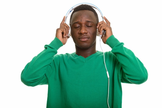 Junger afrikanischer Mann, der Musik mit Kopfhörern hört