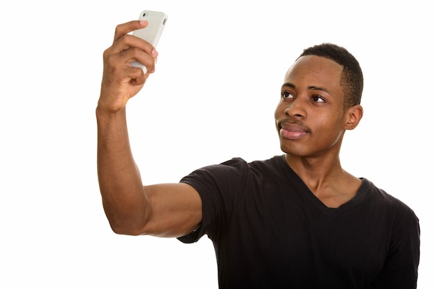 Junger afrikanischer Mann, der selfie mit Handy nimmt