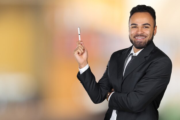 Junger Afroamerikanermann, der ein Hemd sehr glücklich zeigt mit der Hand trägt