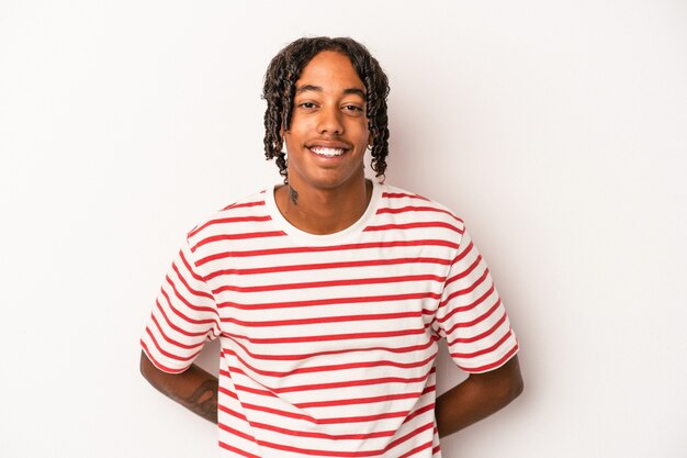 Junger Afroamerikanermann lokalisiert auf weißem Hintergrund glücklich, lächelnd und fröhlich.