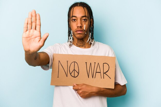 Junger afroamerikanischer Mann, der kein Kriegsplakat isoliert auf blauem Hintergrund hält