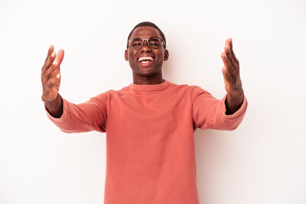 Junger afroamerikanischer Mann isoliert auf weißem Hintergrund, der einen Sieg oder Erfolg feiert, ist überrascht und schockiert