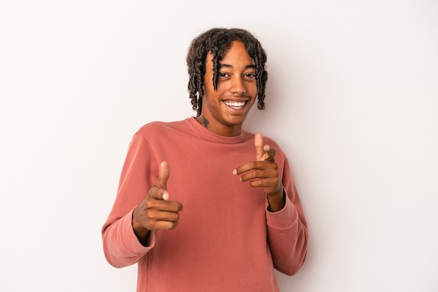 Junger afroamerikanischer Mann isoliert auf weißem Hintergrund fröhliches Lächeln, das nach vorne zeigt.