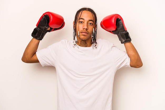Junger afroamerikanischer Mann spielt Boxeo isoliert auf weißem Hintergrund