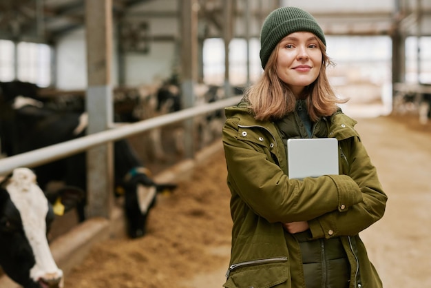 Junger Agronom, der auf einem Milchviehbetrieb arbeitet