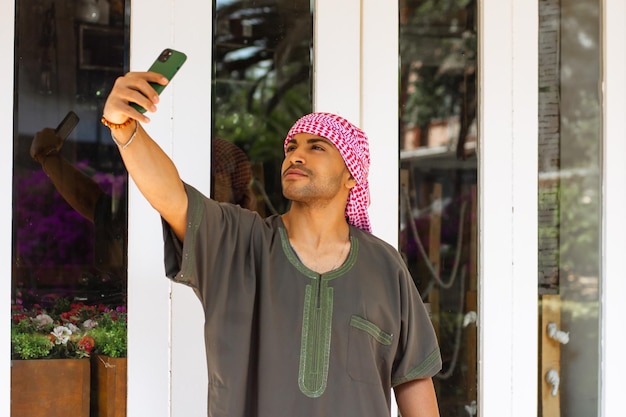 Junger arabischer Mann, der ein Selfie auf der Straße macht