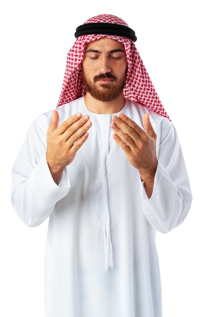 Junger arabischer Mann in traditioneller Kleidung betet auf weißem Hintergrund