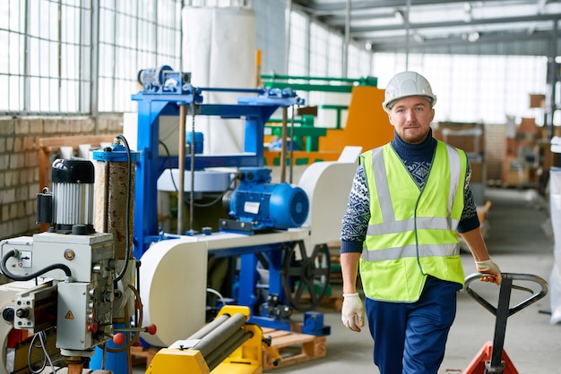 Junger Arbeiter in der Fabrik