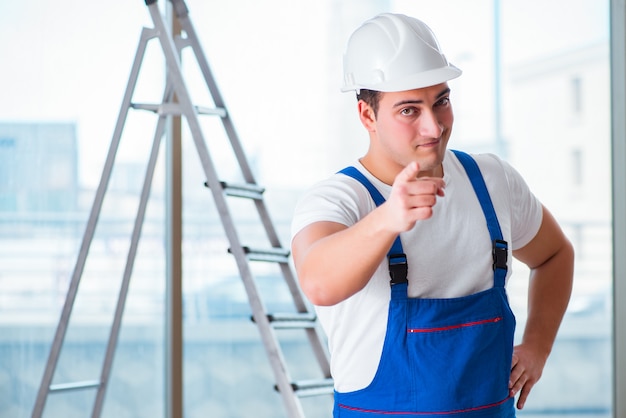 Junger Arbeitnehmer mit Schutzhelm Hardhat