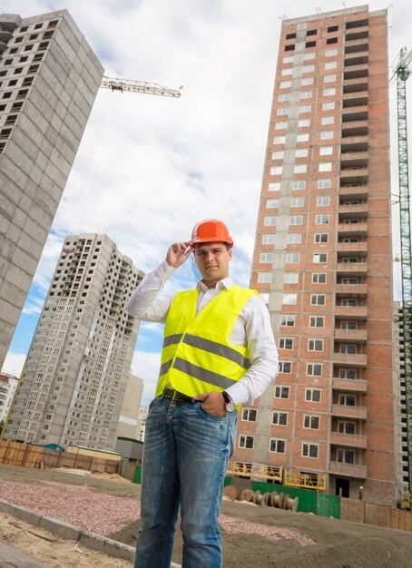 Junger Architekt, der auf der Baustelle steht