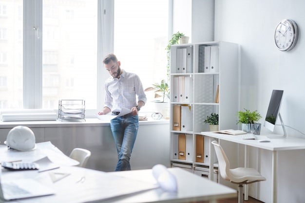 Junger Architekt im Büro