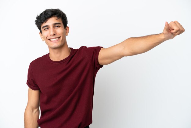 Junger argentinischer Mann isoliert auf weißem Hintergrund mit einer Daumen hoch Geste
