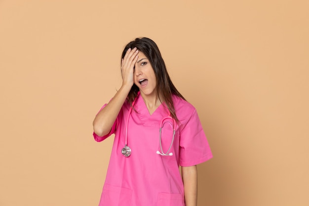 Junger Arzt, der rosa Uniform trägt