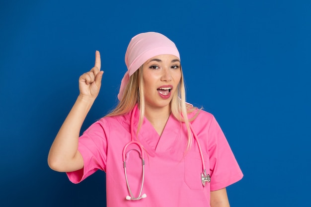 Foto junger arzt mit rosa uniform und schal