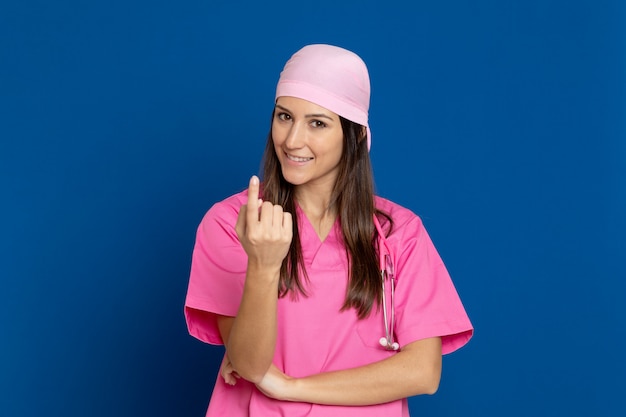 Junger Arzt mit rosa Uniform