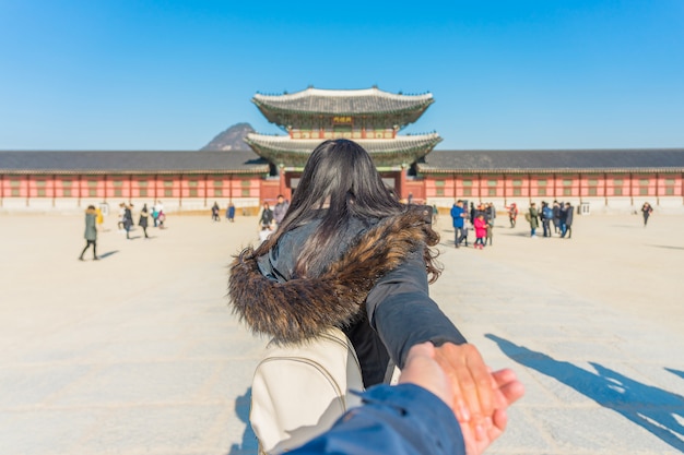 Junger asiatischer Frauenreisender mit dem Rucksack, der in den Gyeongbokgungs-Palast reist