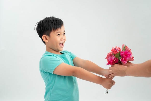 Junger asiatischer Junge, der der Frau einen Blumenstrauß gibt